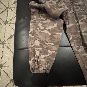 American Eagle cargo style camo joggers